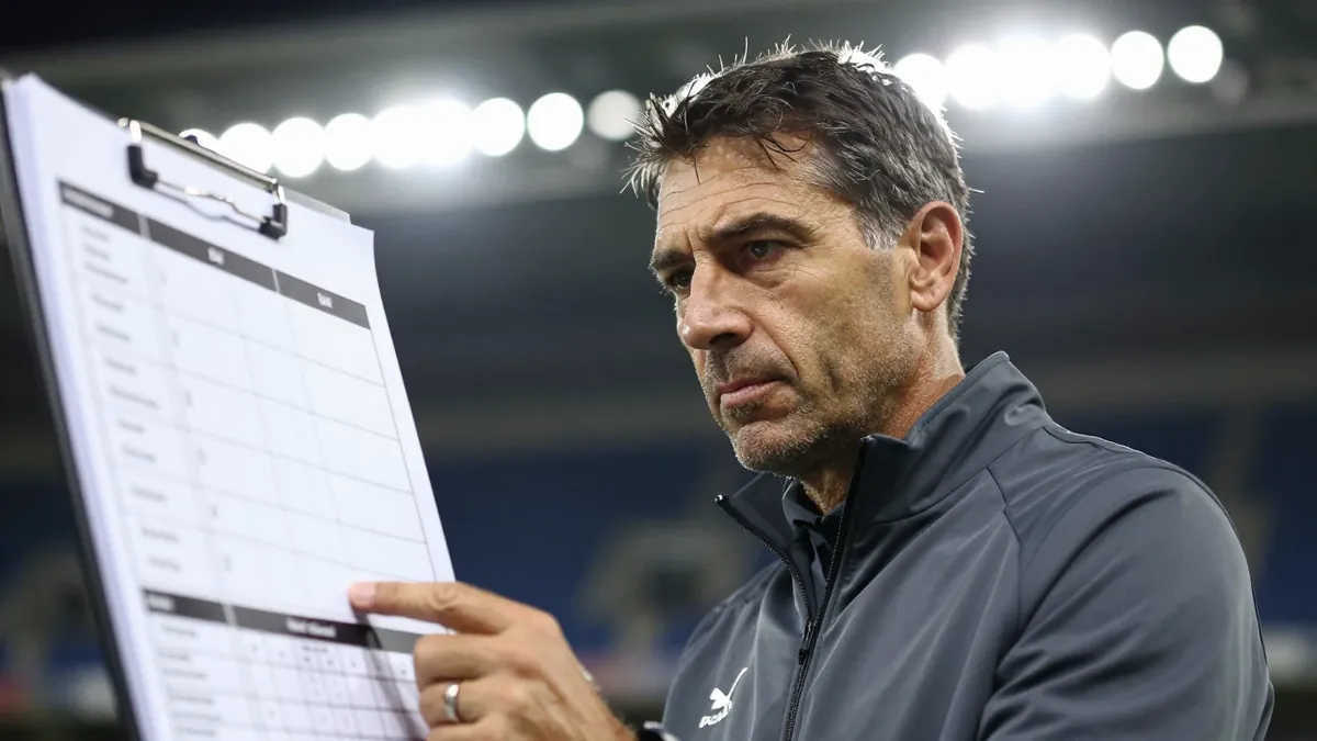 Trainer Adi Hütter hat elf Spieler für maximal fünf Positionen im Mittelfeld zur Auswahl und muss die richtige Mischung...