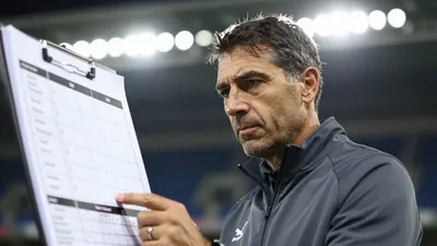 Trainer Adi Hütter hat elf Spieler für maximal fünf Positionen im Mittelfeld zur Auswahl und muss die richtige Mischung...