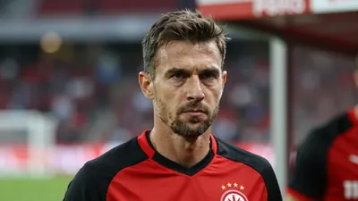 Eintracht Frankfurt steht vor der Saison 2026/27 mit fünf zentralen Problemen da, die Trainer Adi Hütter vor dem...