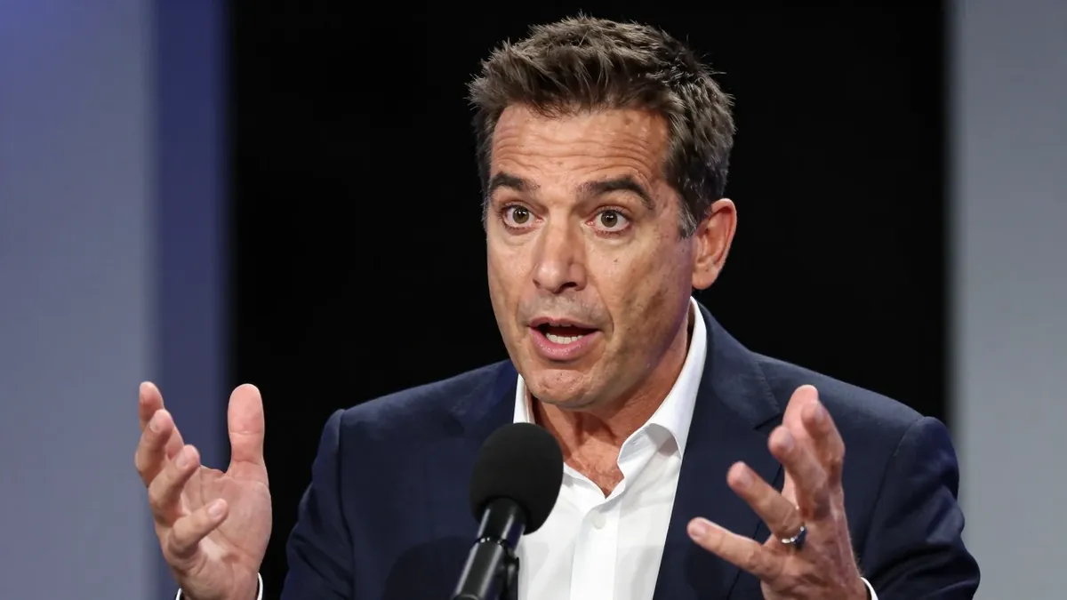 TV-Experte Marcel Reif analysiert in seiner Sendung die Gründe für das Scheitern von Sportvorstand Markus Krösche bei...