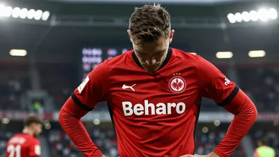 Eintracht Frankfurt unterlag dem FC Augsburg, nachdem eine überlegene erste Halbzeit durch defensive Schwächen zunichte...