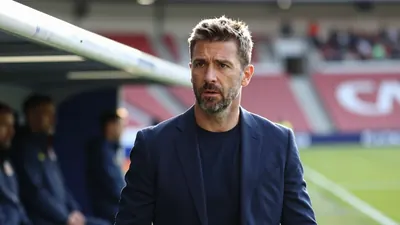 Bild Sport präsentiert zwei konträre Meinungen zur möglichen vorzeitigen Ablösung von Sportvorstand Markus Krösche und...