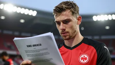 Eintracht Frankfurt hat den 26-jährigen Innenverteidiger Lilian Brassier von Stade Rennes als mögliche Verstärkung ins...