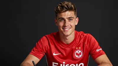 Eintracht Frankfurt belohnt Talent Jeremiaha Maluze mit einem Fünfjahresvertrag bis 2031, nachdem er sich in der...