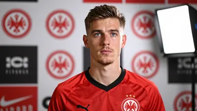 Die Eintracht Frankfurt ist auf dem Weg, den talentierten Mittelfeldspieler Raphael Onyedika zu verpflichten