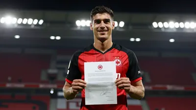 Eintracht Frankfurt hat den angesehenen Vordermann Raphael Onyedika aus Club Brügge für die kommende Saison verpflichtet