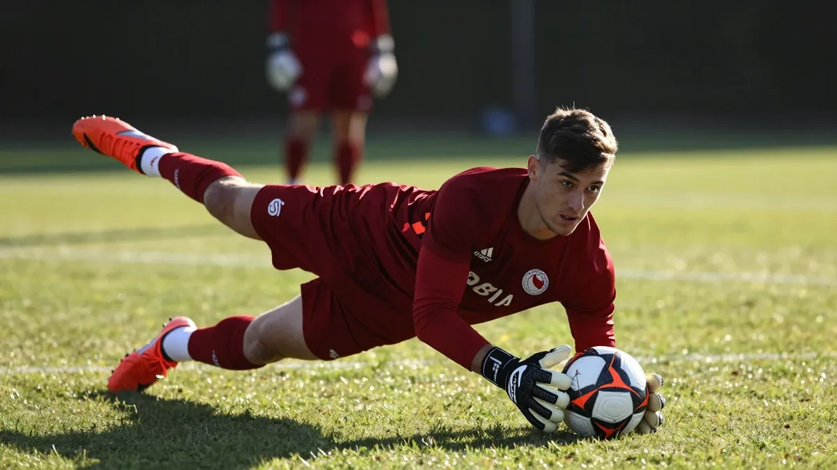 Bild Sport zeigt Noah Atubolu im Geheimtraining für Eintracht Frankfurt, obwohl sein Wechsel noch nicht offiziell...