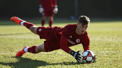 Bild Sport zeigt Noah Atubolu im Geheimtraining für Eintracht Frankfurt, obwohl sein Wechsel noch nicht offiziell...