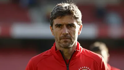 Trainer Adi Hütter kehrt mit Eintracht Frankfurt in die Bundesliga zurück und startet am Samstag mit einem Auswärtsspiel...